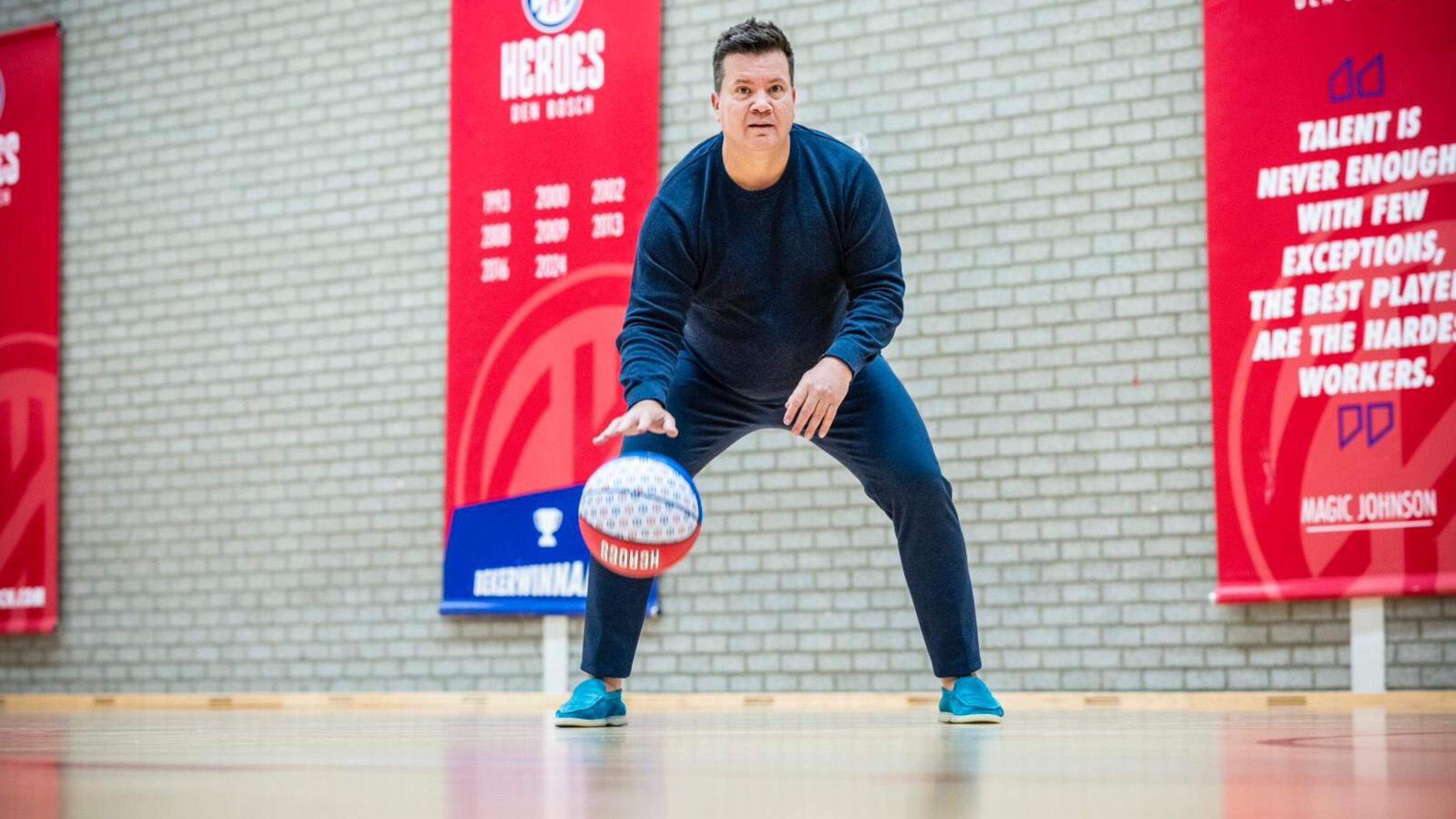 Bob van Oosterhout betaalt tol voor tien tropenjaren en trekt zich terug bij Heroes Den Bosch: ’Basketbal is in Nederand geen gespreid bedje’